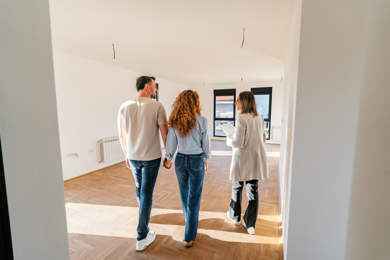 House viewing with broker and-buyer