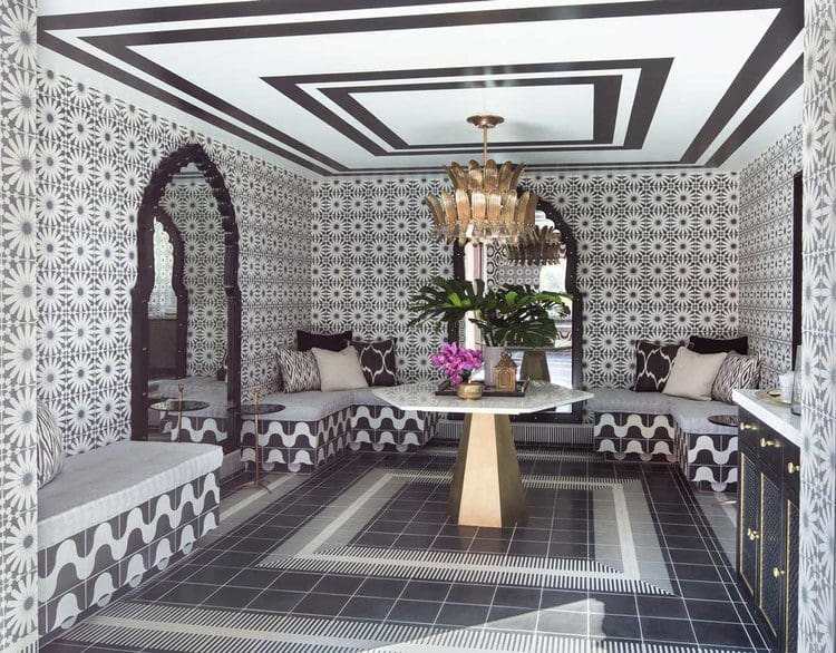 Entrance to the hotel and restaurant