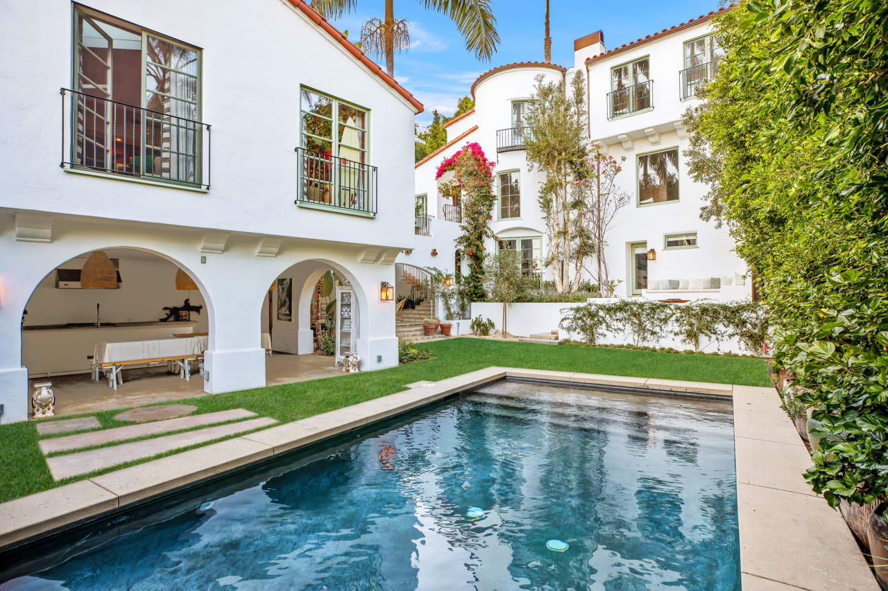 1448 Queens Way Featured Photo