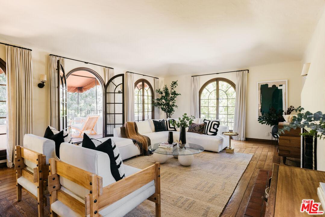 2769 Westshire Dr Featured Photo