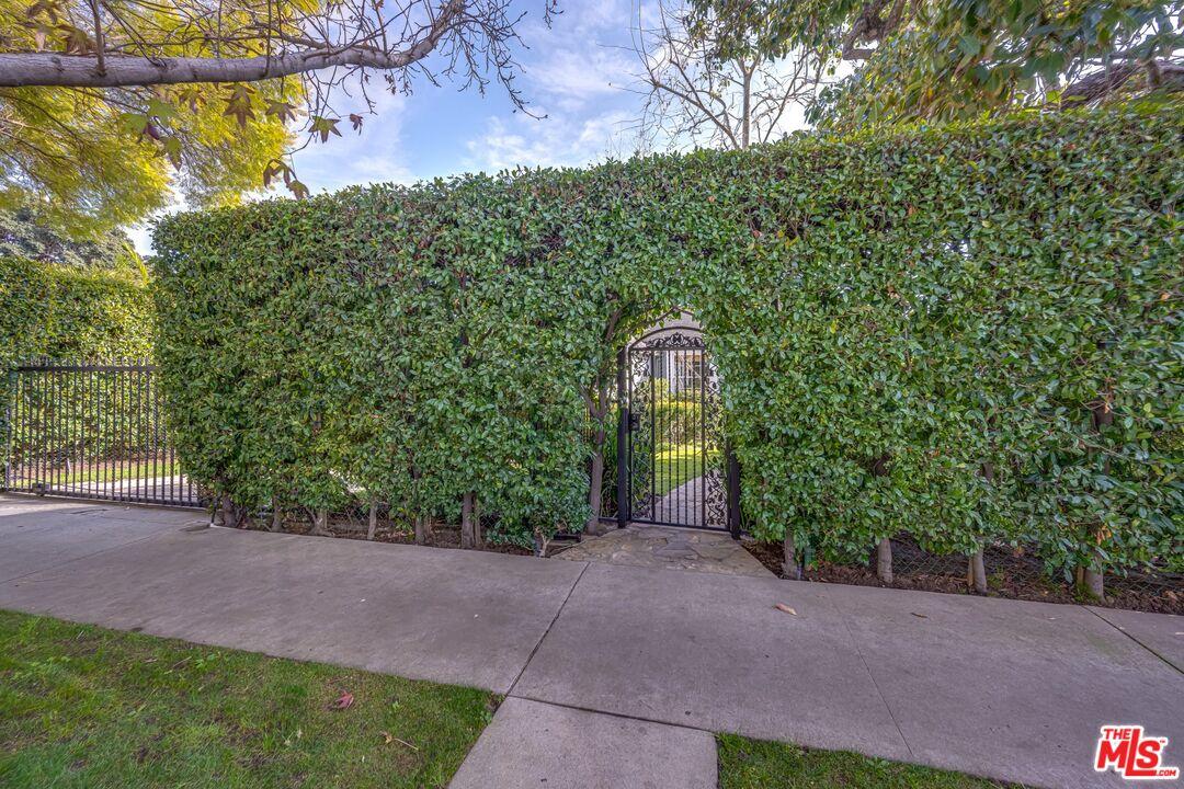 8614 W West Knoll Dr Featured Photo