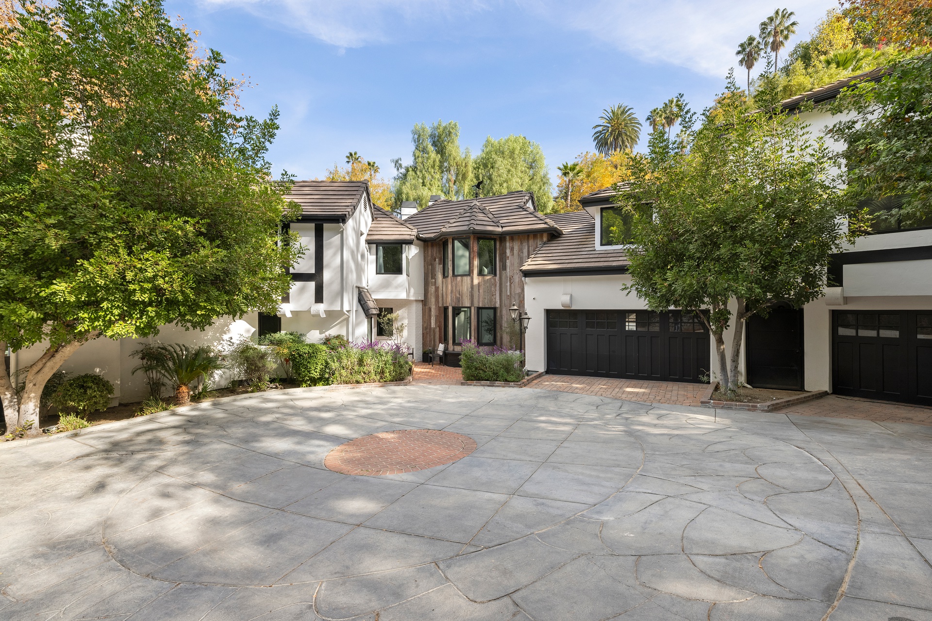 16881 Oak View Dr Featured Photo
