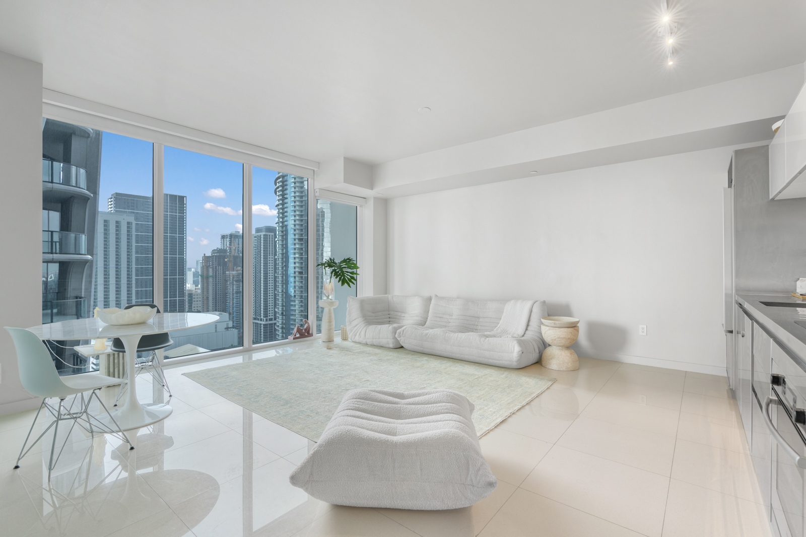 1040 Biscayne Boulevard, Featured Photo