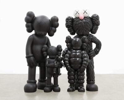 AGO-KAWS-FAMILY-2021-400x323.jpg