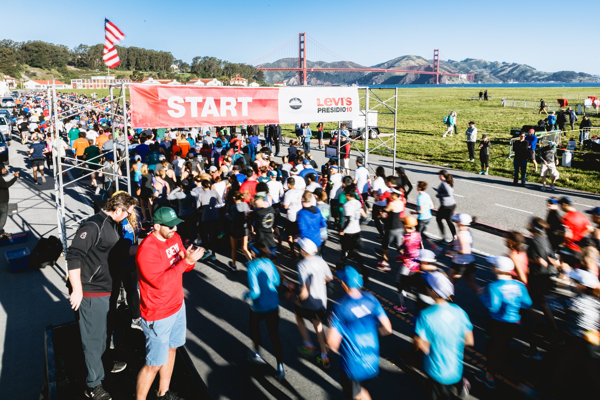 large crowd at levis marathon race