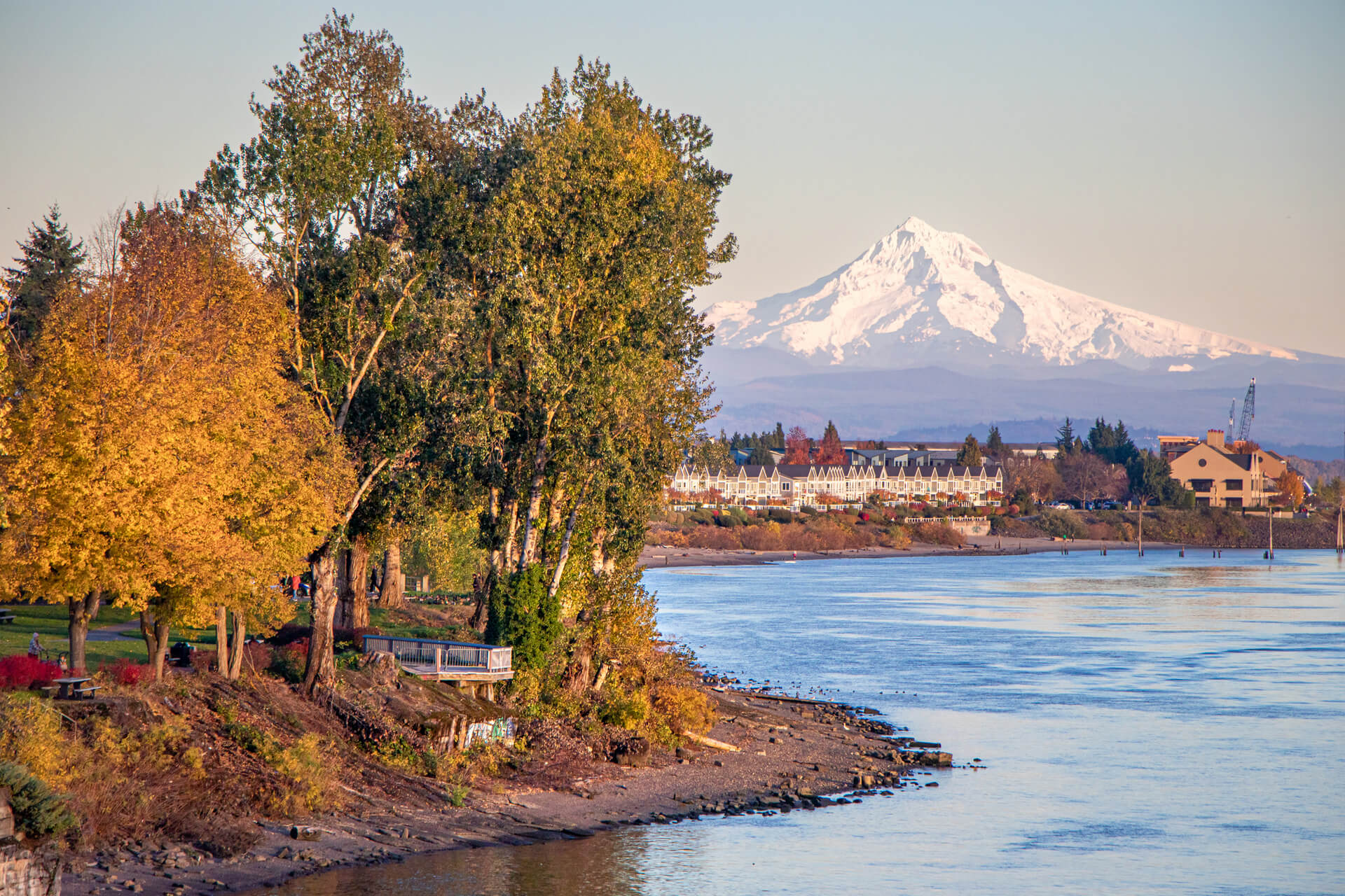With mountain view and water front