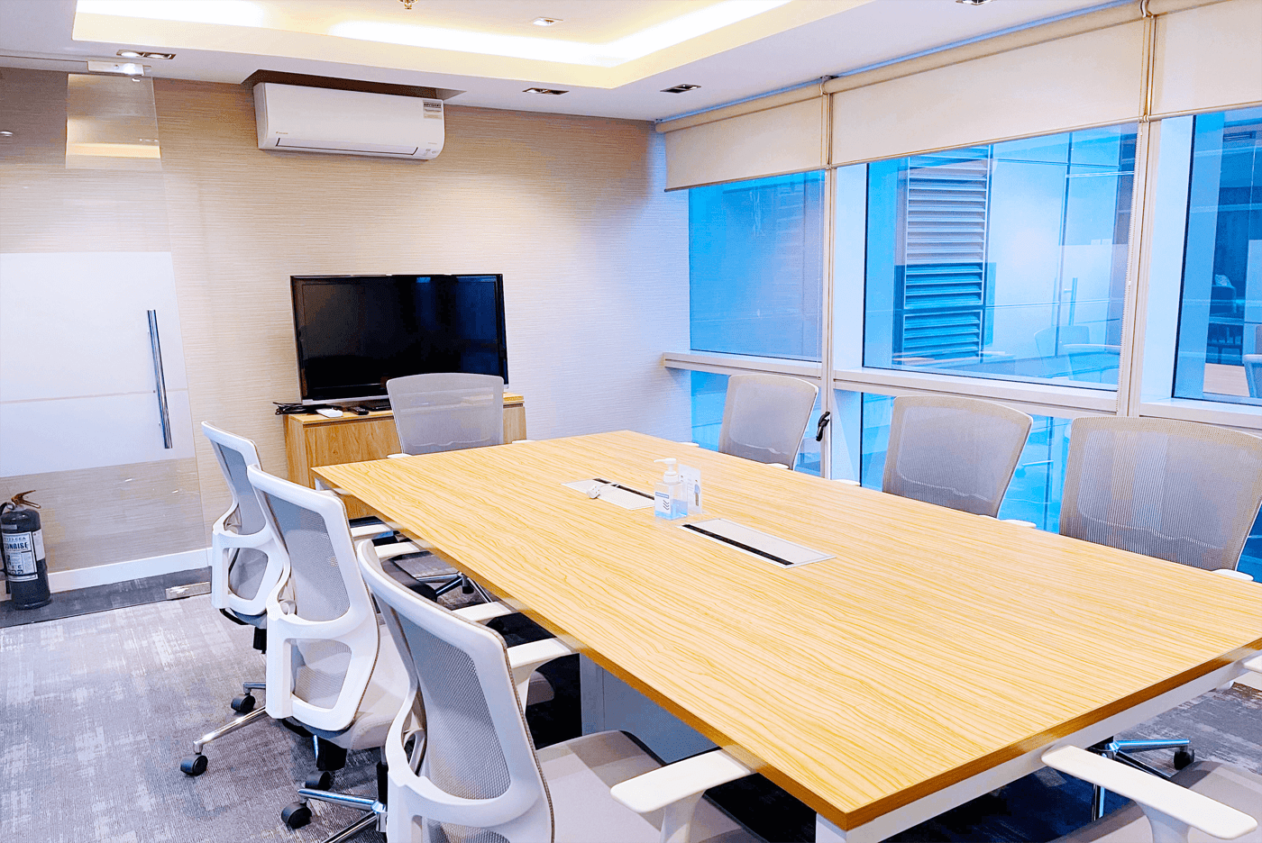 https://cdn.agentimagehosting.com/loftph/2024/08/Conference-room-2.png