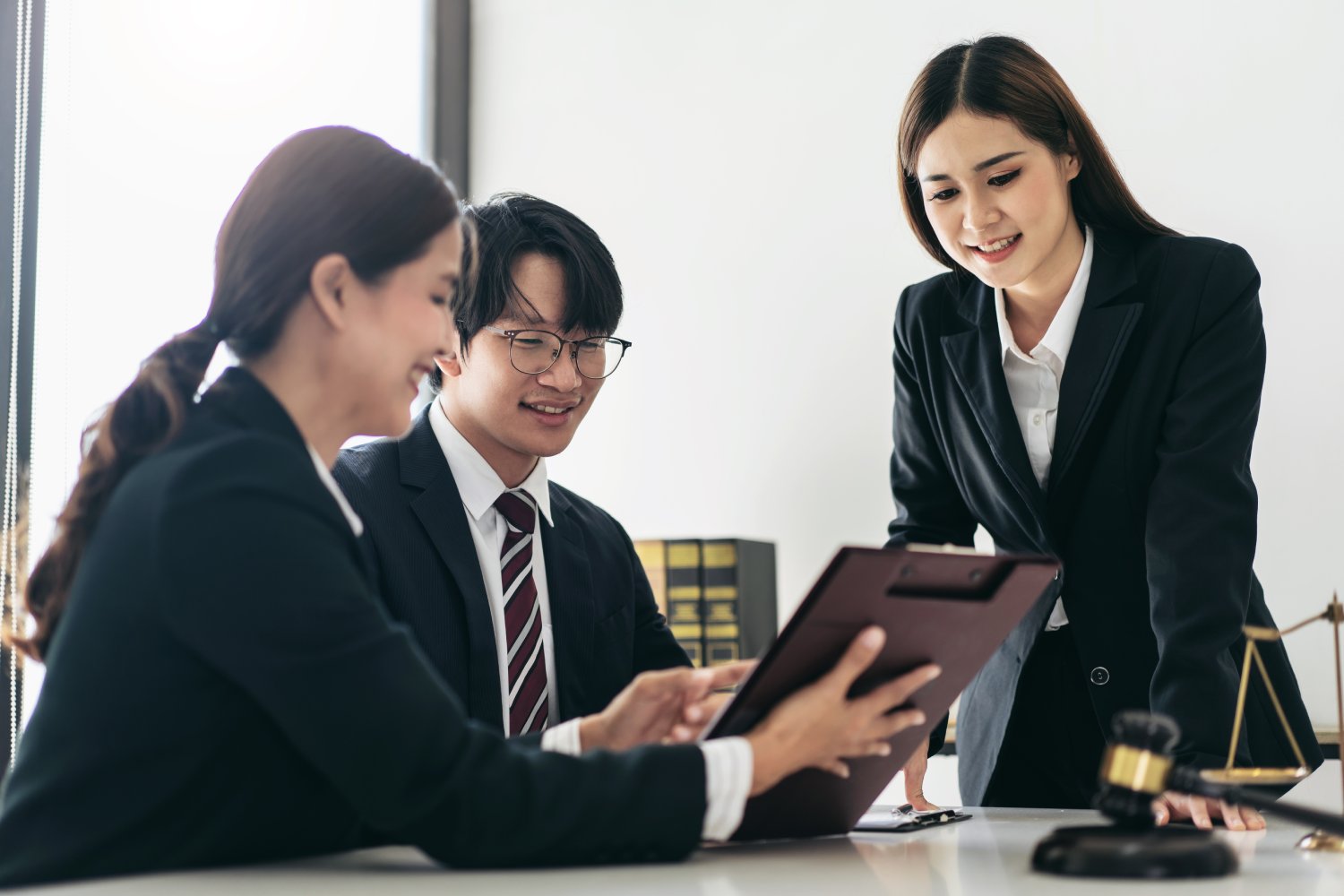 The Role of Lawyers and Accountants in Company Dissolution