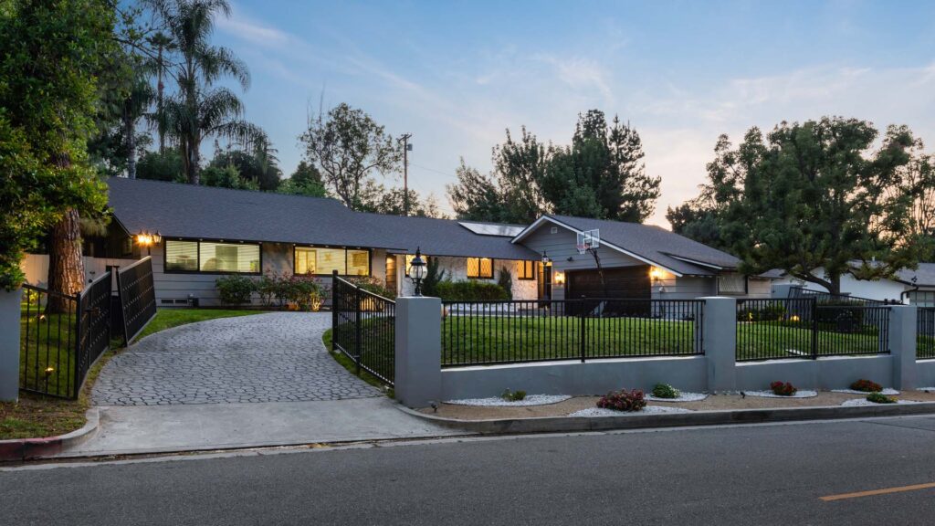4945 Winnetka Ave | Woodland Hills