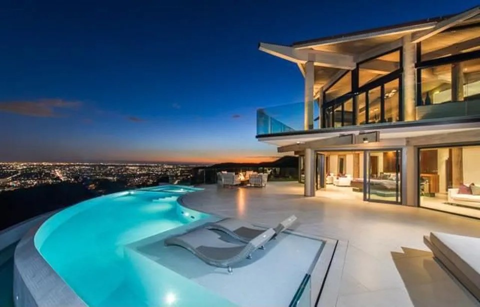7000 Macapa Dr