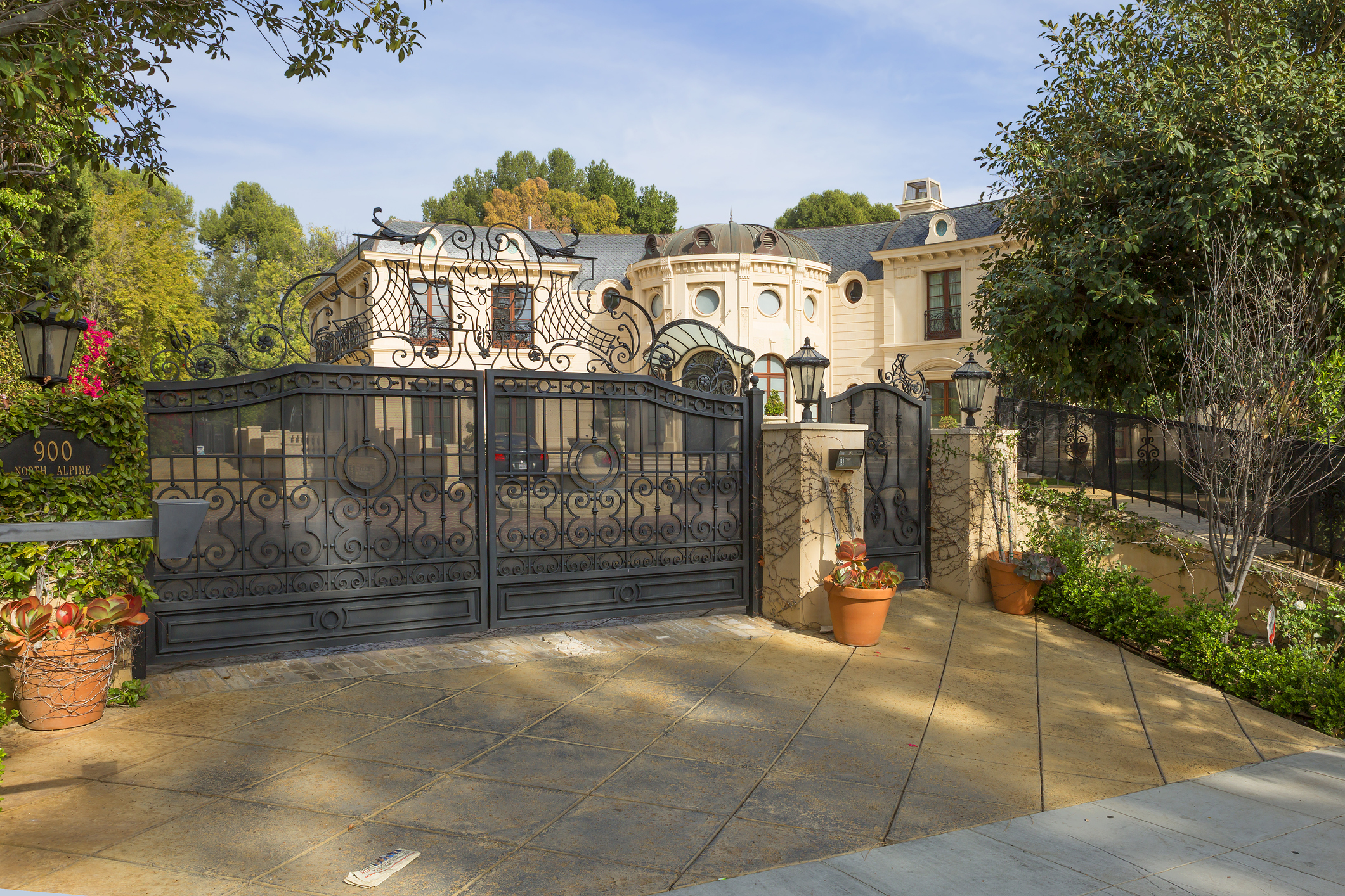 Charming Beverly hills luxury real estate mansions. Beverly Hills. This is the most famous area of Los Angeles is easy to learn from the chic mansions.