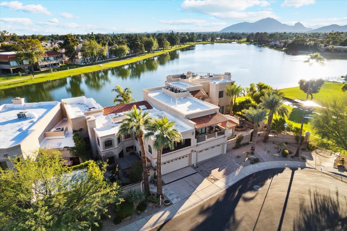The waterfront community of Los Palomas with Camelback Mountain in the background.