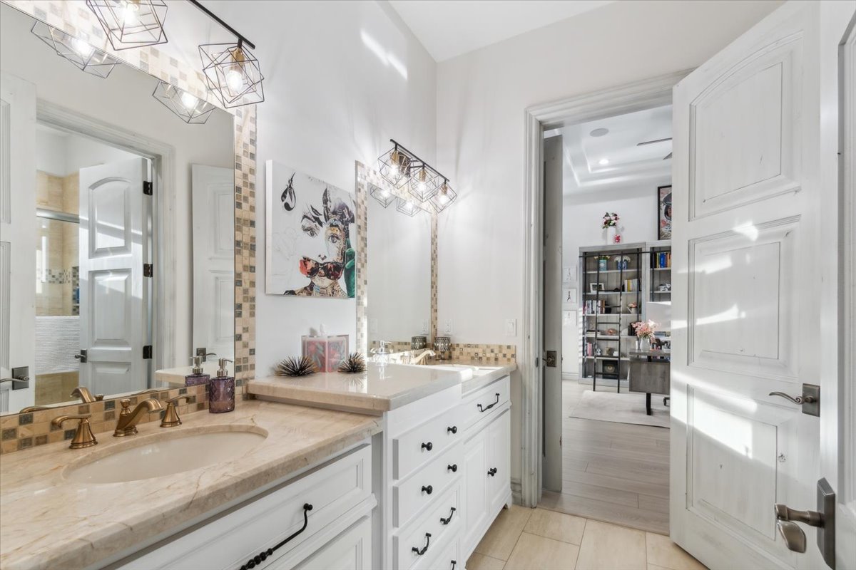 A high-end home's modern bathroom.