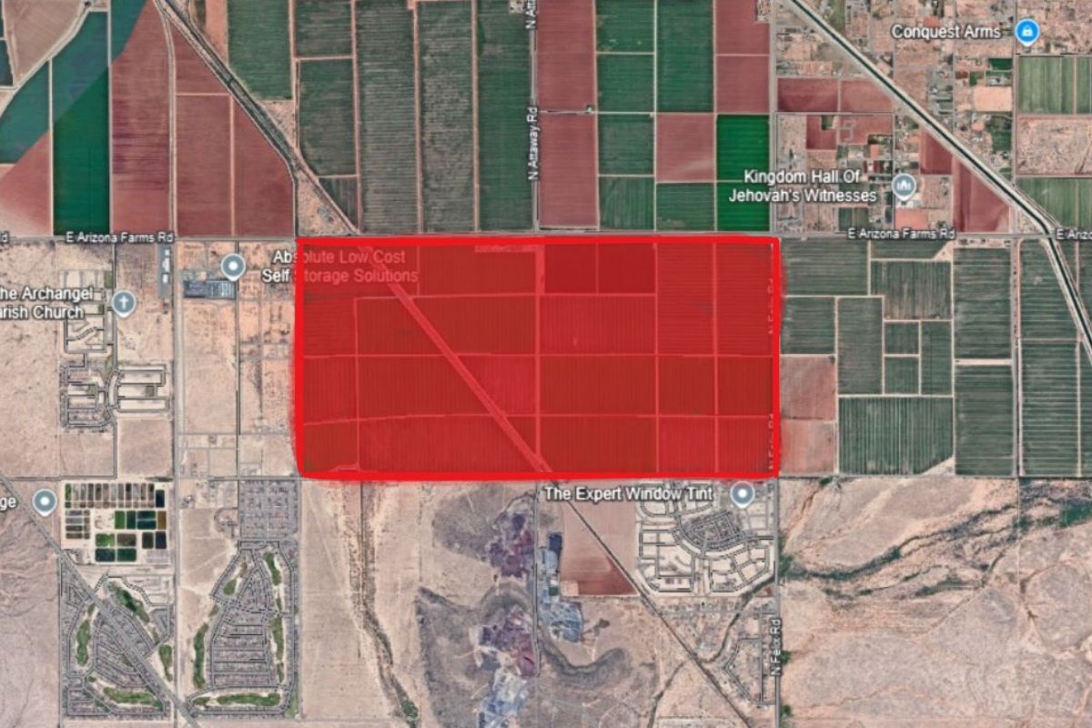 Aerial map showing the outlined 389-acre area designated for the Silver Cross Ranch development in San Tan Valley.