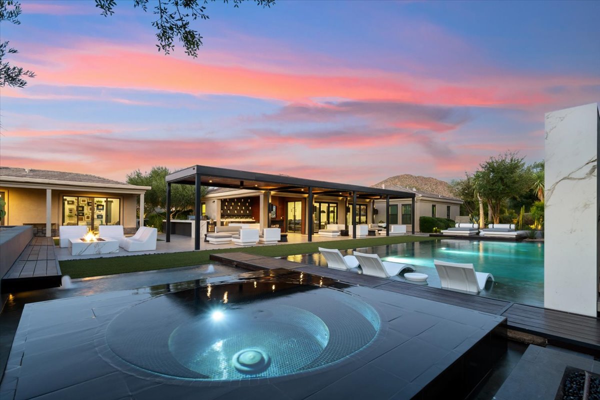 Resort backyard at sunset in the state of Arizona.