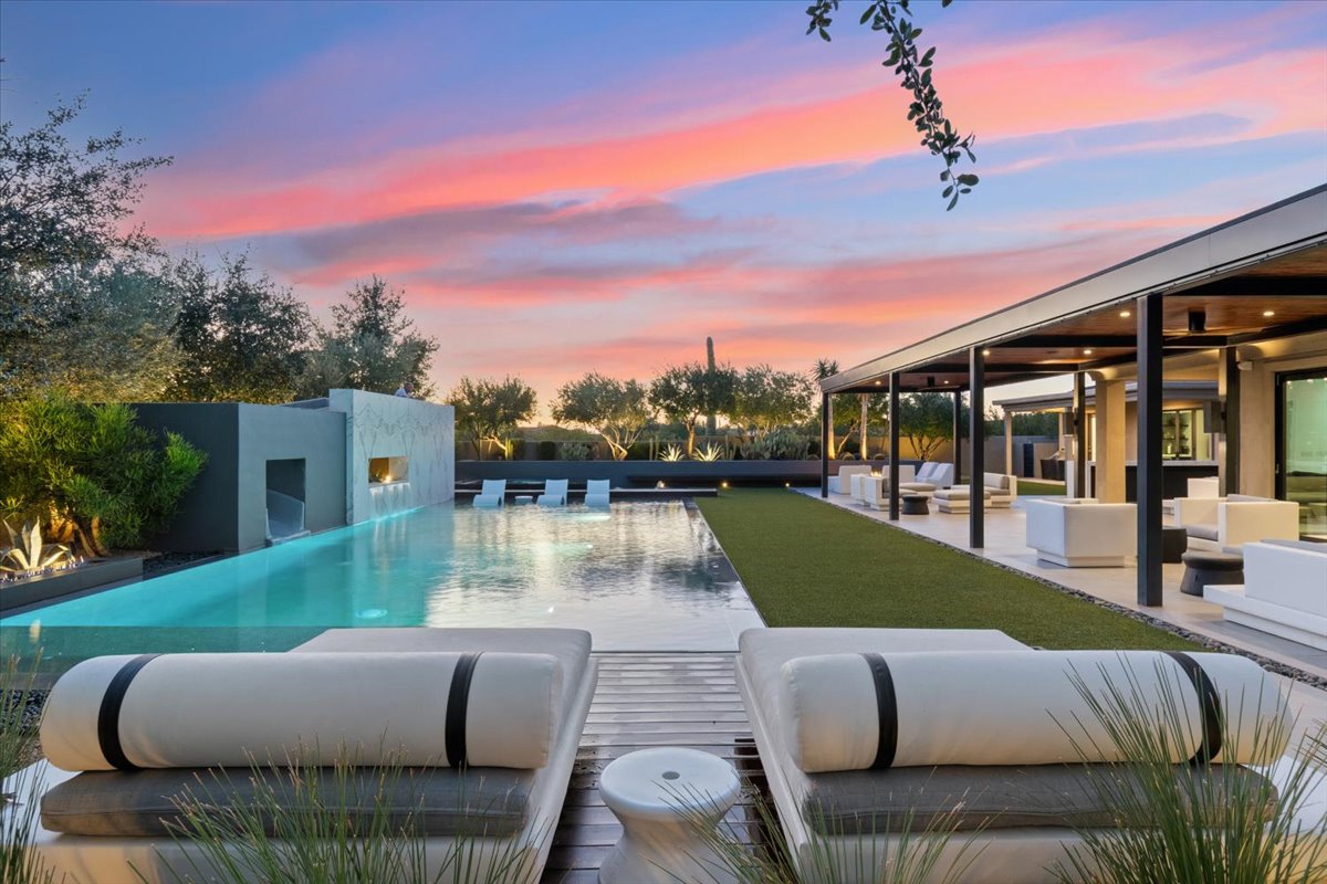 Resort backyard at sunset in the state of Arizona.