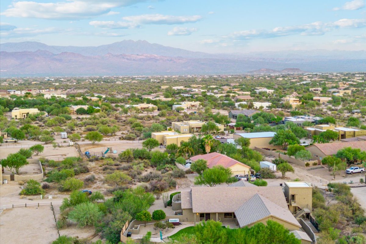 A photo of Greater Phoenix homes with desert scenery & mountains in the distance.