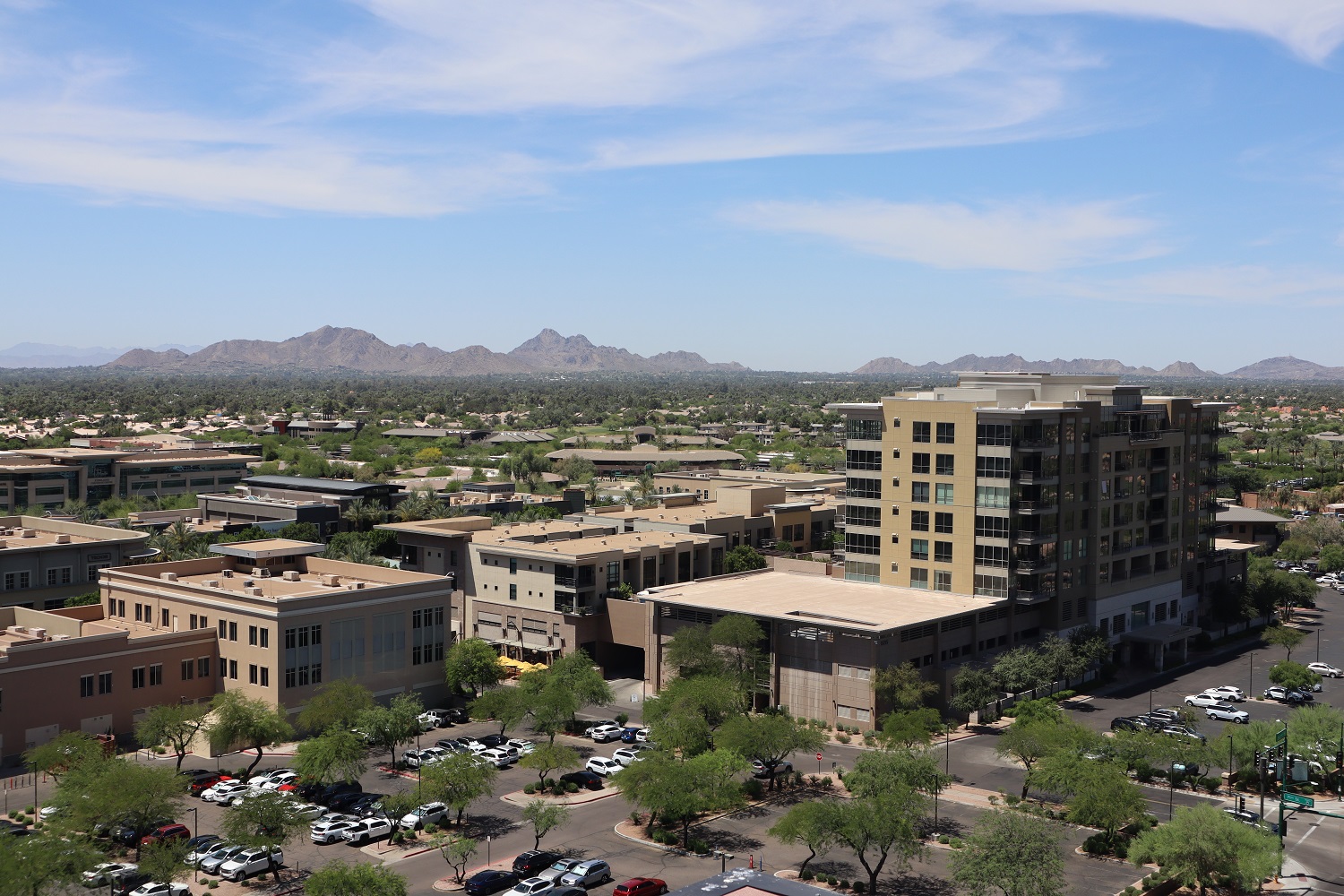A photo of Kierland buildings with mountains in the distance.