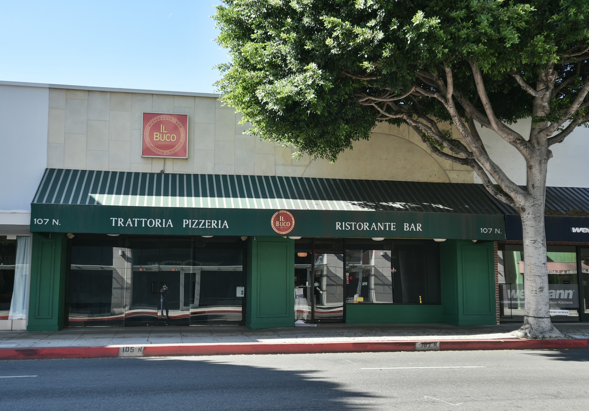 107  N Robertson Blvd