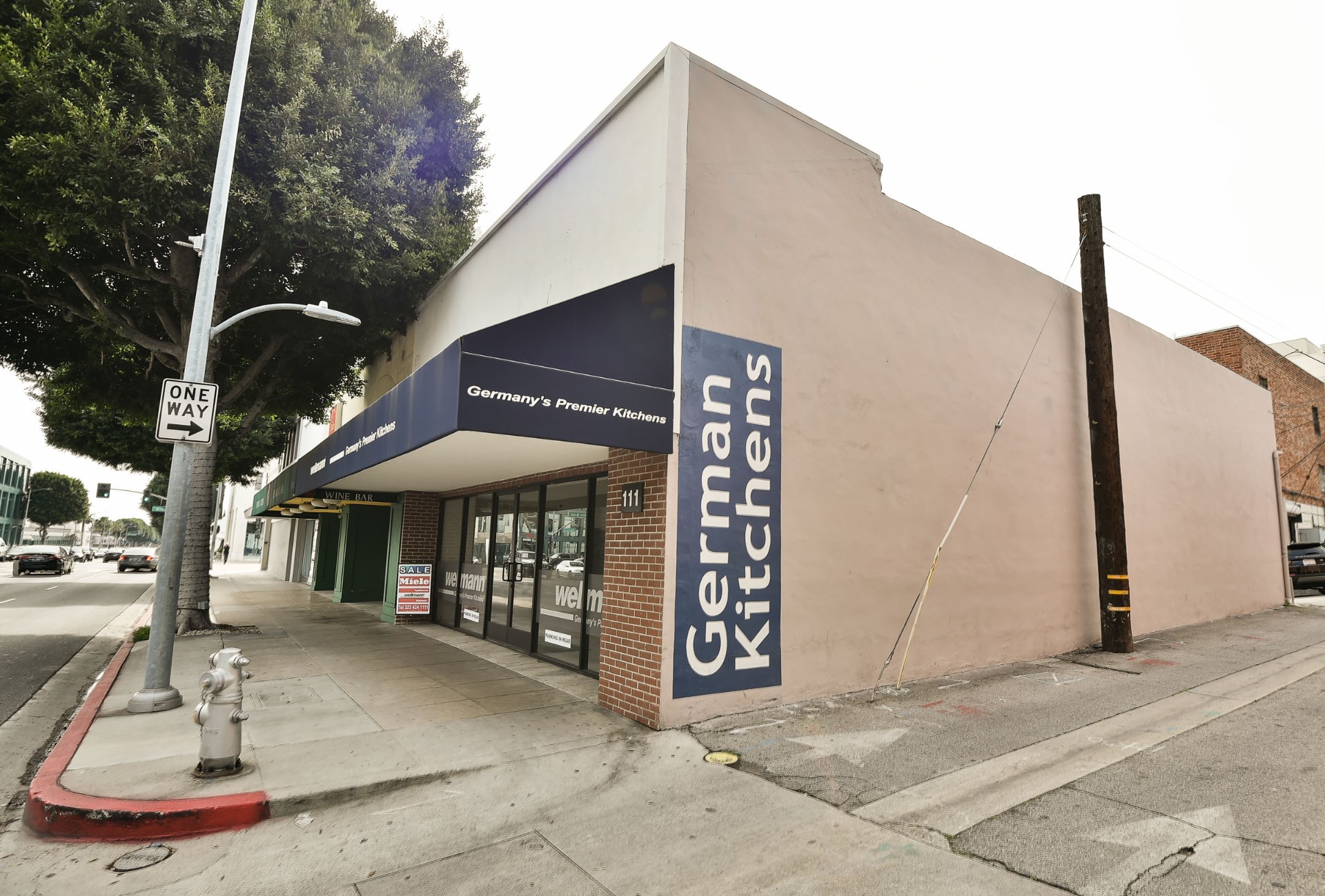 111  N Robertson Blvd