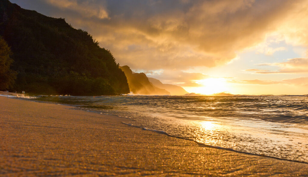 Keʻe Beach