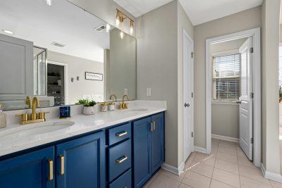 A tidy, uncluttered bathroom.