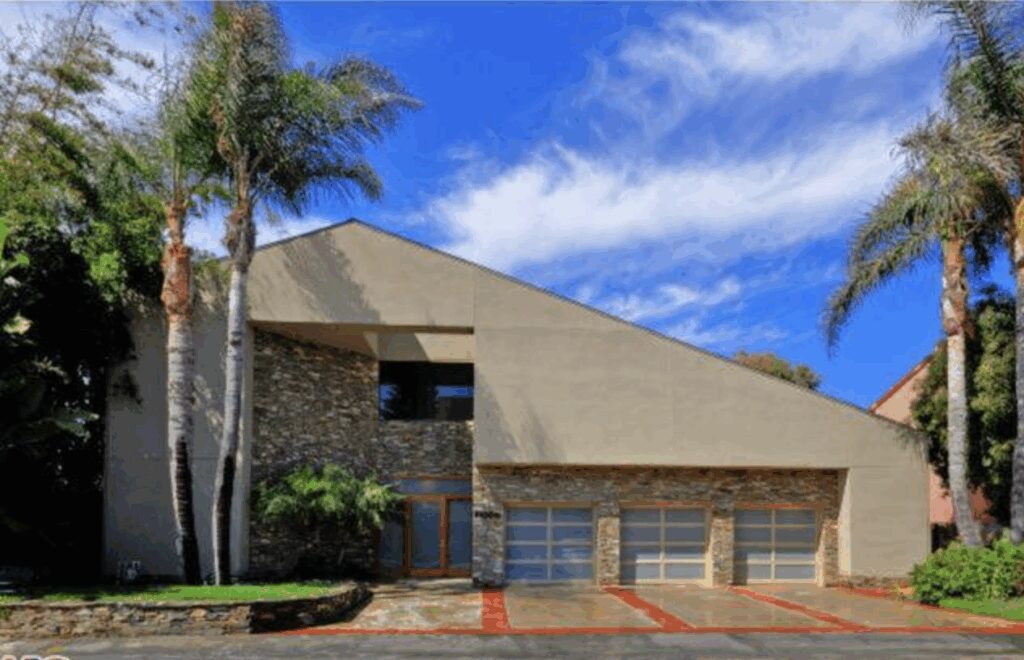Modern architectural home in Malibu Colony, previously sold by Malibu real estate specialist Andy Lyon.