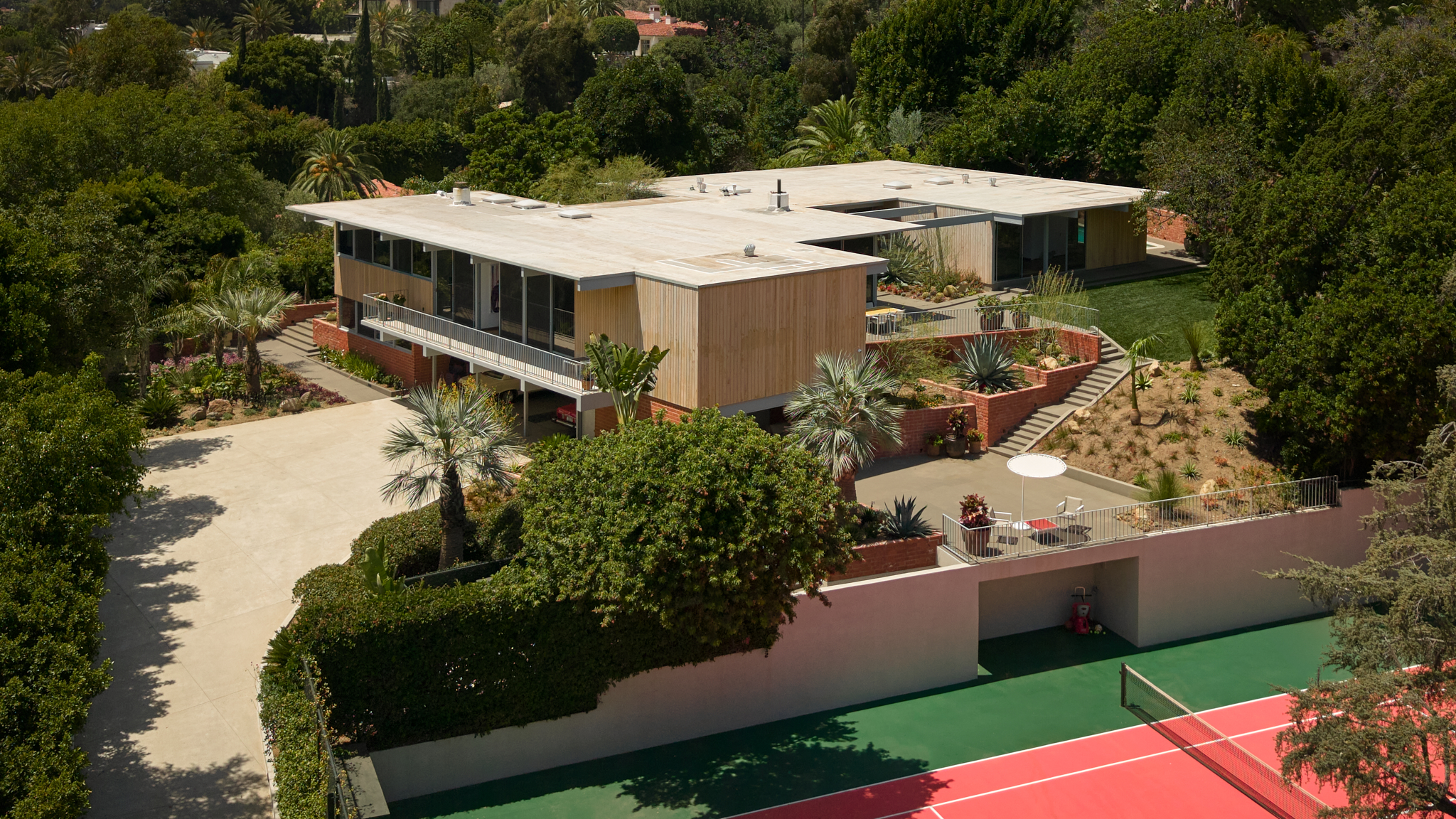 1035 SUMMIT DRIVE